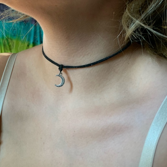 FREE with purchase  🌙 Crescent Moon Necklace - Picture 5 of 5